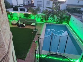 Apartamento privado con piscina y jardin compartidos.
